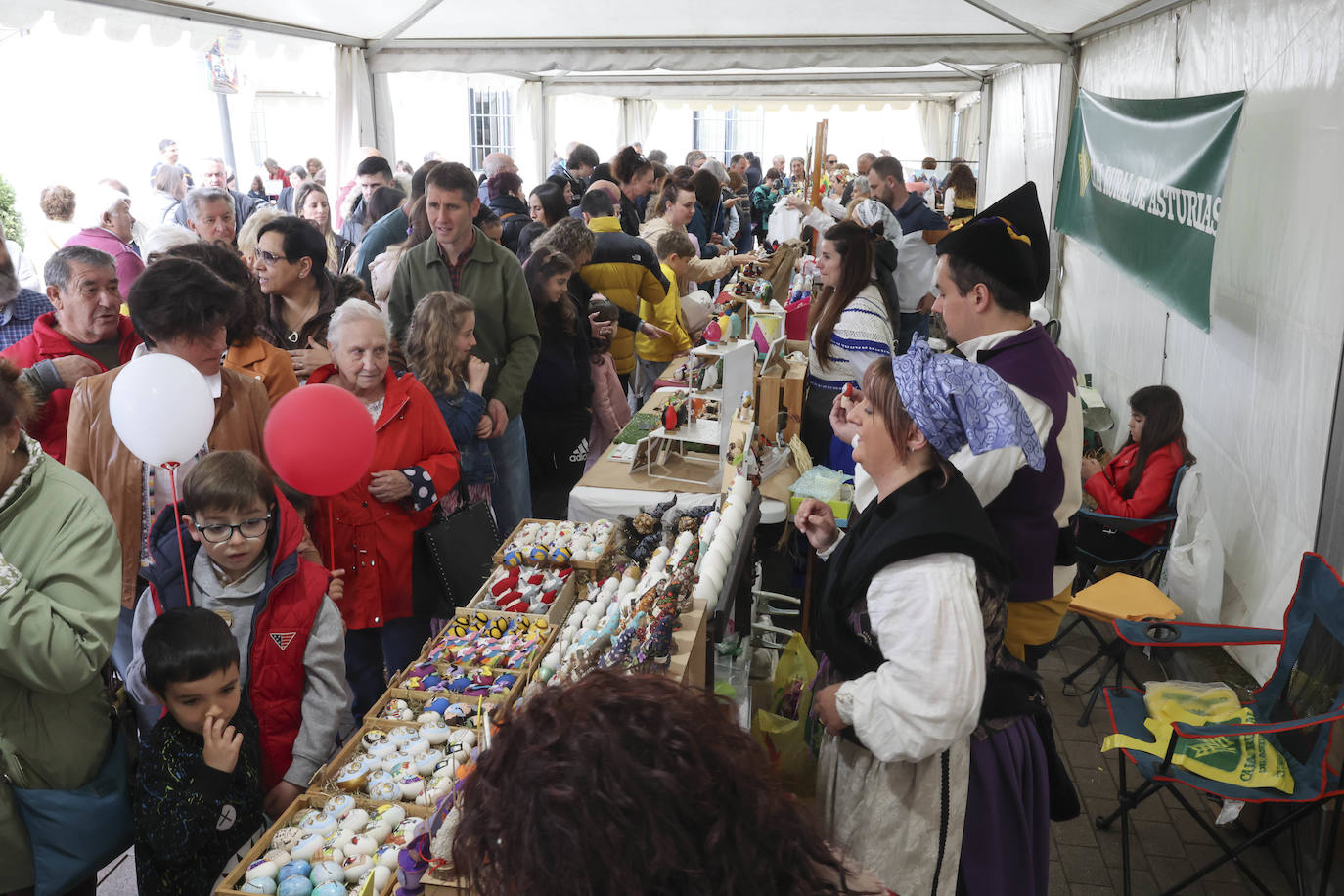 Pola de Siero se echa a las calles para celebrar los Güevos Pintos