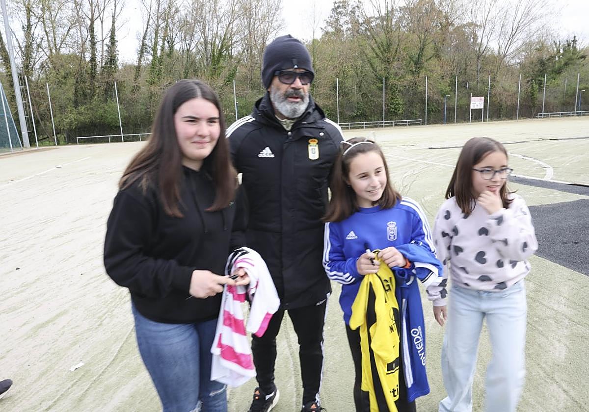 El técnico Álvaro Cervera se fotografía con tres aficionadas azules.