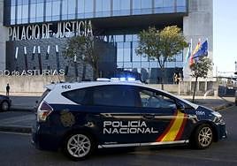 Detenidos en Gijón dos hombres por robar en el interior de un vehículo