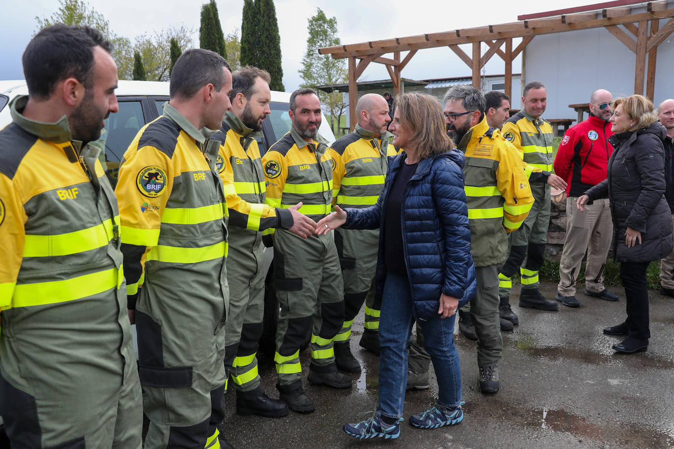 Teresa Ribera y Barbón visitan la base de la Brif de Tineo