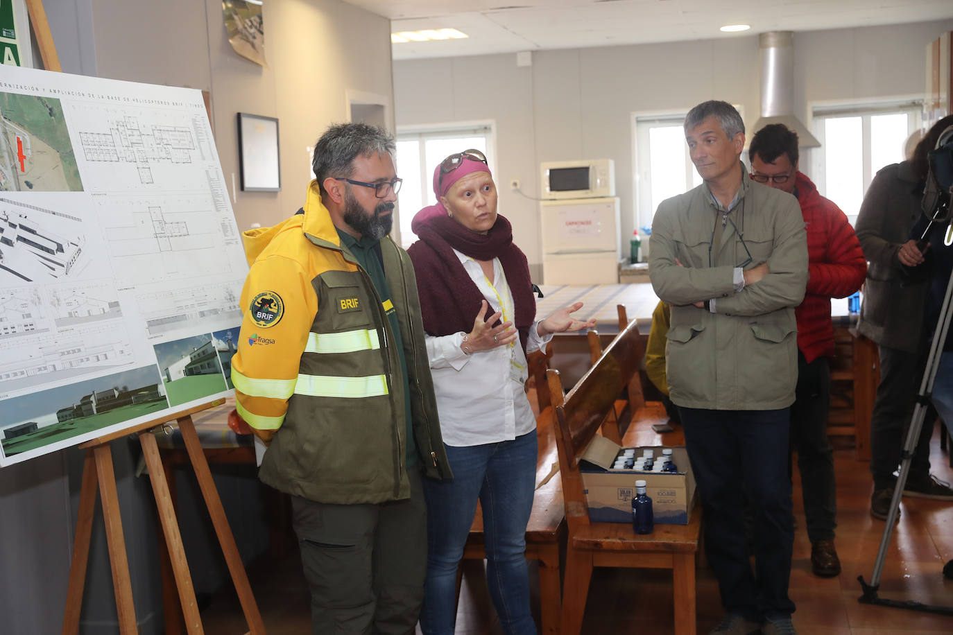 Teresa Ribera y Barbón visitan la base de la Brif de Tineo