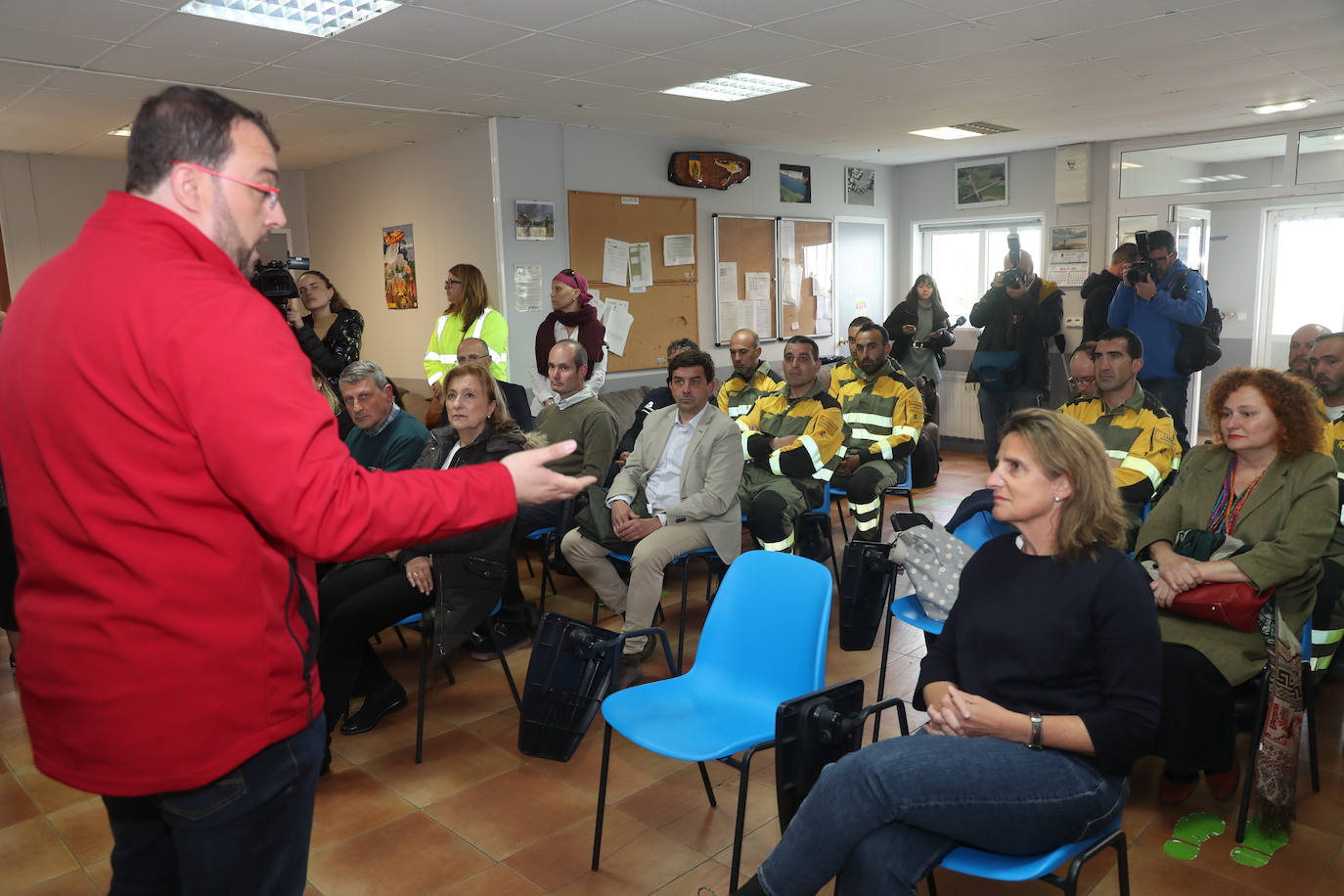 Teresa Ribera y Barbón visitan la base de la Brif de Tineo