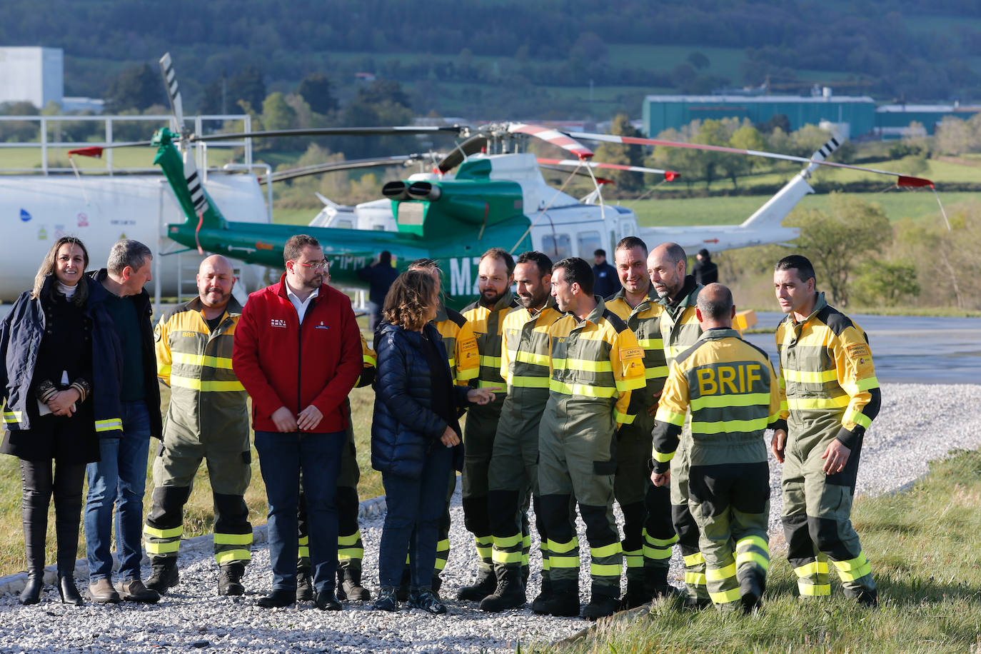 Teresa Ribera y Barbón visitan la base de la Brif de Tineo