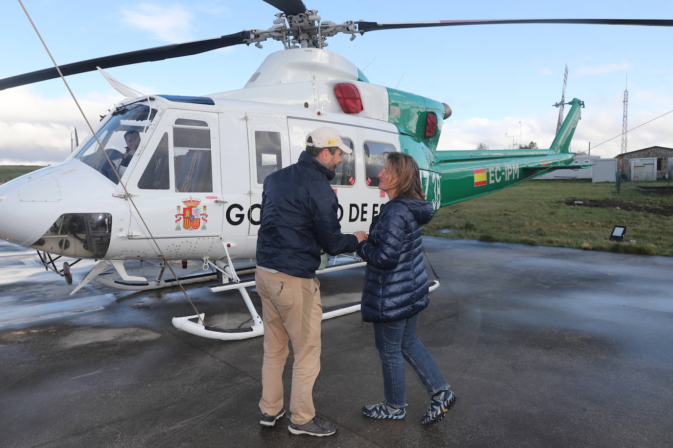 Teresa Ribera y Barbón visitan la base de la Brif de Tineo