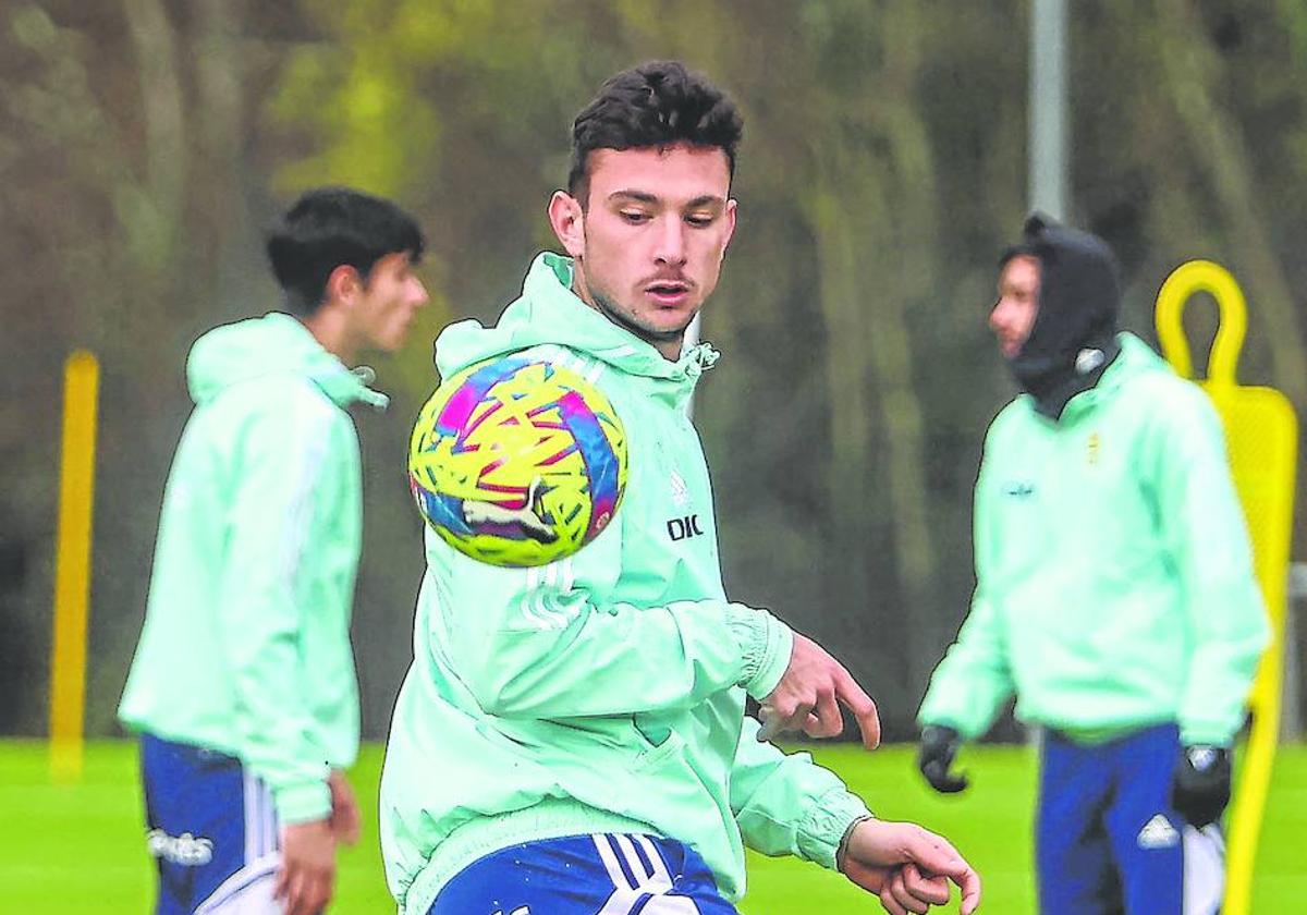 Borja Sánchez controla un balón en un entrenamiento del conjunto ovetense en El Requexón.