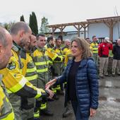 La ministra Ribera promete ayuda para «intervenir rápido» y reforestar los montes calcinados