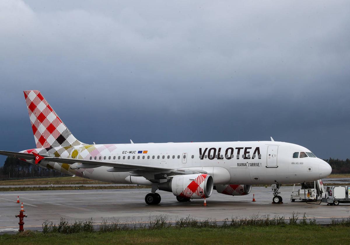 Un avión de Volotea en el aeropuerto de Asturias.