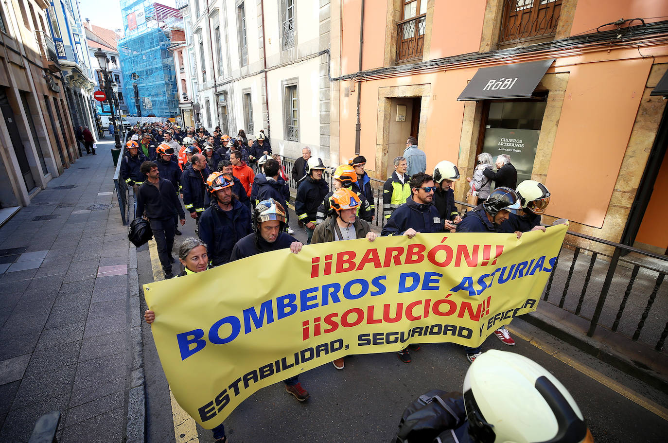 Los bomberos se manifiestan en Oviedo pidiendo «seguridad y estabilidad»