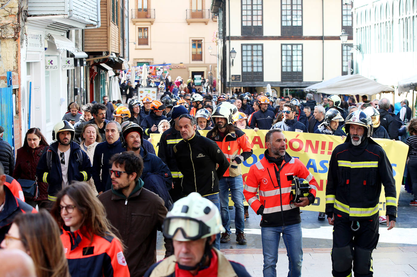 Los bomberos se manifiestan en Oviedo pidiendo «seguridad y estabilidad»