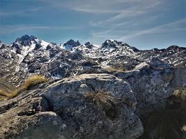 Vistas hacia las principales cumbres del Macizo del Cornión desde el alto de Gurbiñales, a 1500 metros y en plenas tripas de los Picos de Europa