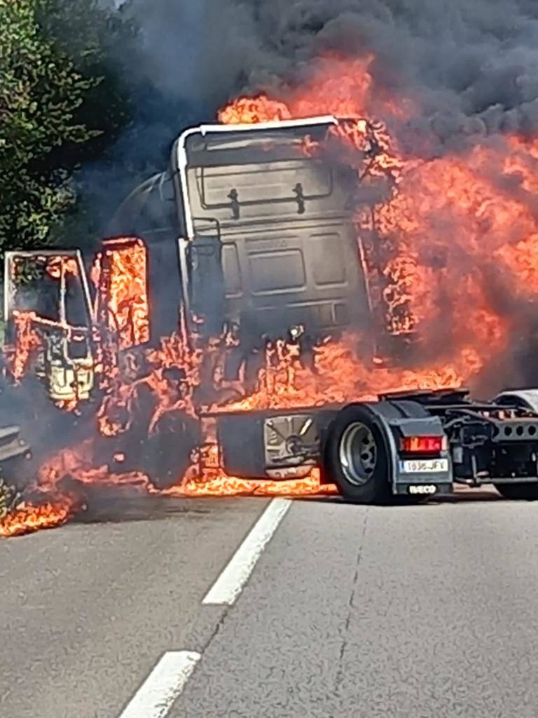 Arde un camión en la A-8 en Gijón