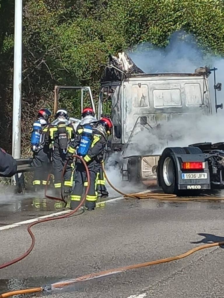 Arde un camión en la A-8 en Gijón