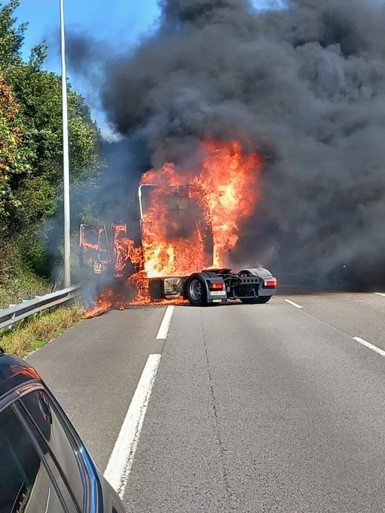 Arde un camión en la A-8 en Gijón