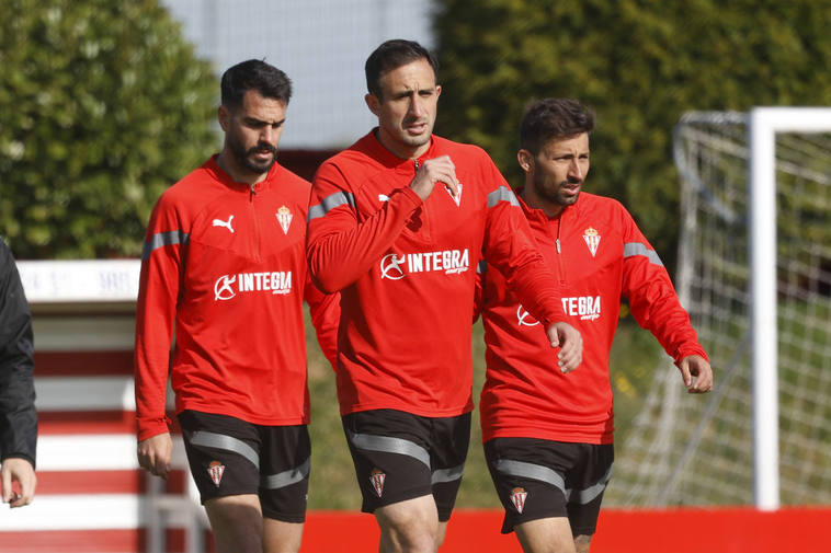 Pablo Insua, Cali Izquierdoz y Aitor García en un entrenamiento del Sporting