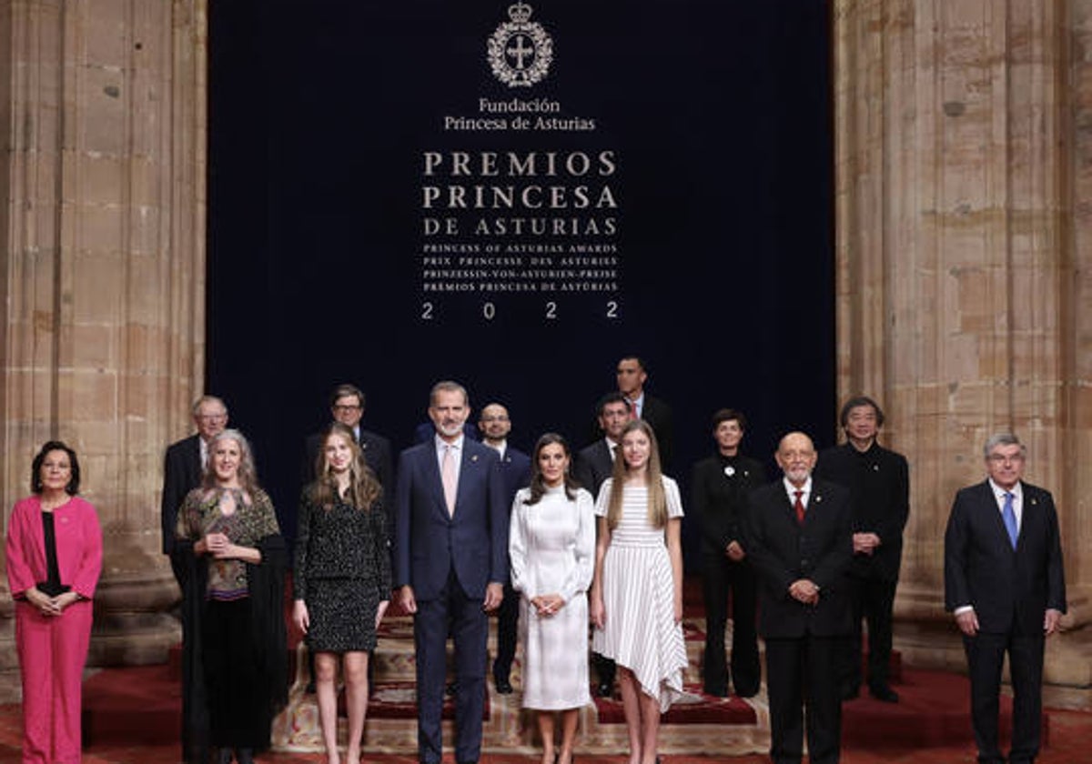 Froto de familia de los Premios Princesa 2022 con la Familia Real.