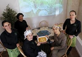 El equipo de cocina y sala del restaurante gijonés.