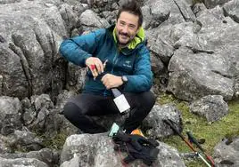 Germán Blanco, en la montaña, abriendo su botella de vino y con los callos preparados.