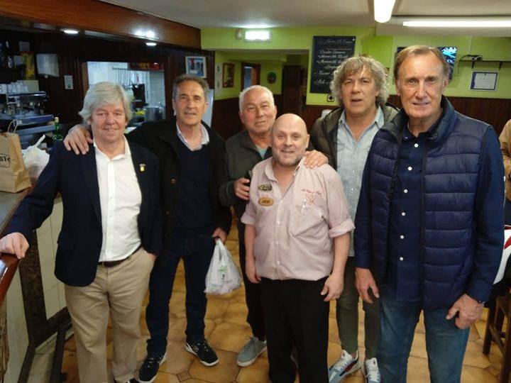 Miguelín 'El Niño de Viesques' y los veteranos del Sporting David, Andrés, Mino y Maceda, con Javi, escanciador de La Fueya de Tomás. 