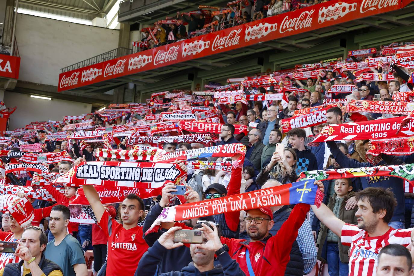 ¿Estuviste en el Sporting - Alavés? ¡Búscate en las fotos!