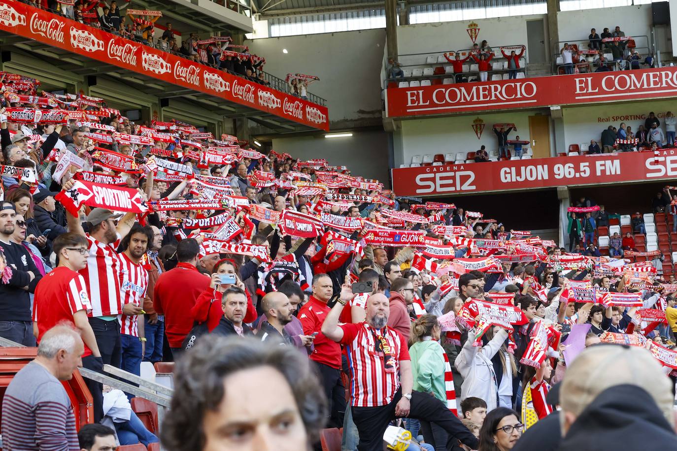 ¿Estuviste en el Sporting - Alavés? ¡Búscate en las fotos!