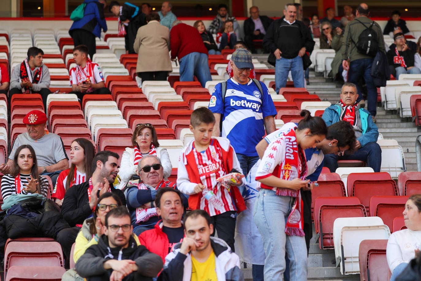 ¿Estuviste en el Sporting - Alavés? ¡Búscate en las fotos!