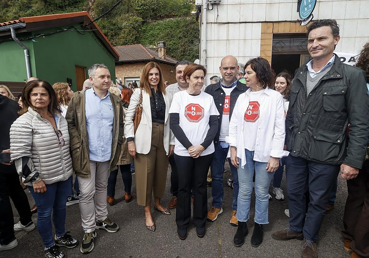 Carmen Moriyón con concejales de Foro y parte de su lista electoral.