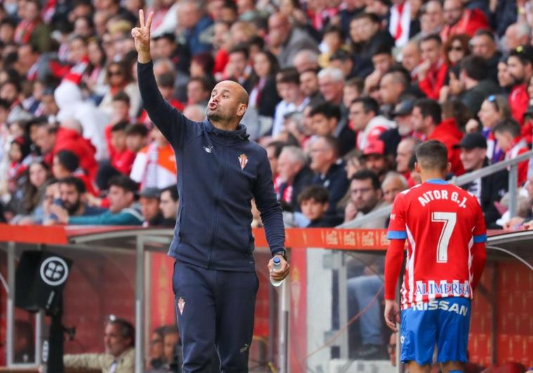 Miguel Ángel Ramírez da instrucciones a sus futbolistas.