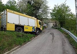 Un camión de bomberos en la zona donde se produjo el accidente.