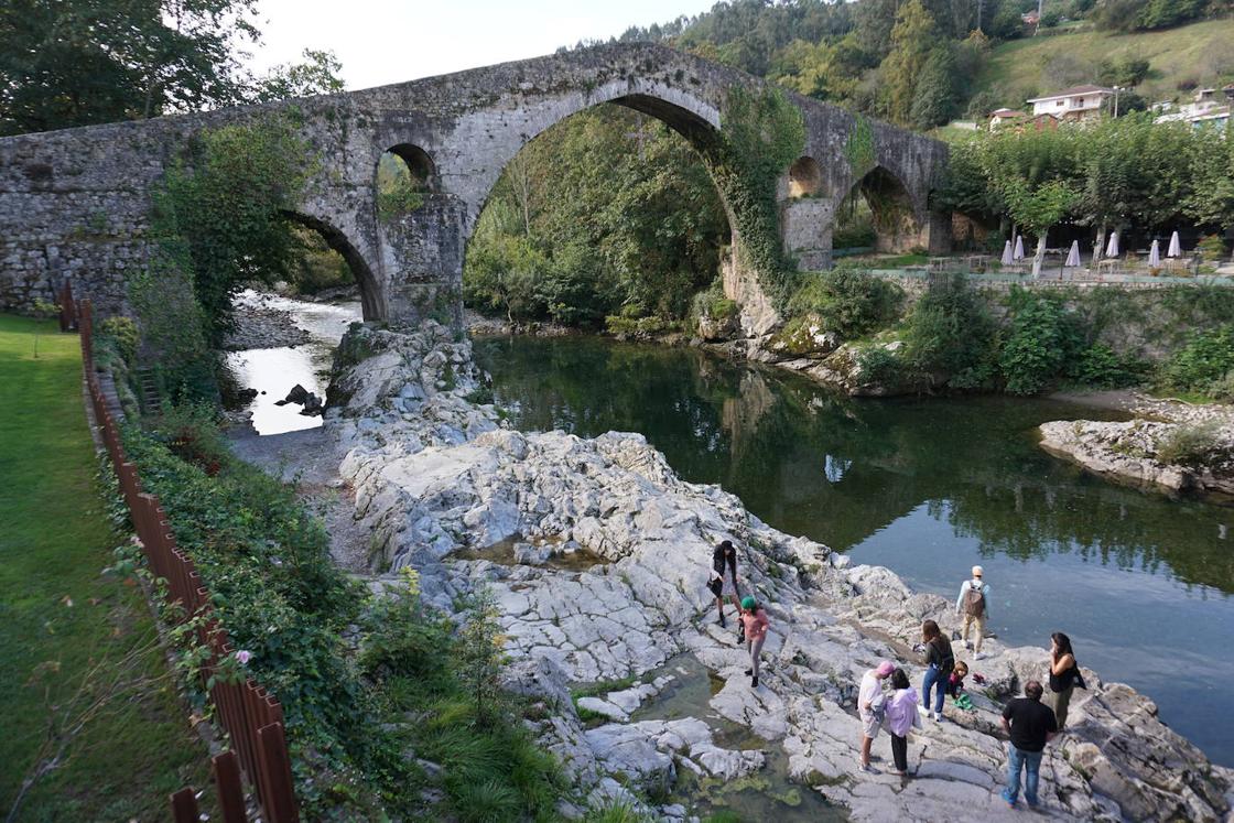 Viajar a Asturias y no visitar Covadonga y los lagos es un viaje perdido. Aunque Cangas de Onís es mucho más que la puerta al santuario. Su puente romano con su emblemática cruz de Victoria consigue llevarse todas las miradas de aquellos turistas que paren en la capital del concejo previamente o después de visitar a la Santina. Junto al puente, sus calles empedradas y la Iglesia de Nuestra Señora de la Asunción completan una imagen de lo más asturiana que se vuelve inolvidable tanto para los turistas como para los vecinos de la zona.
