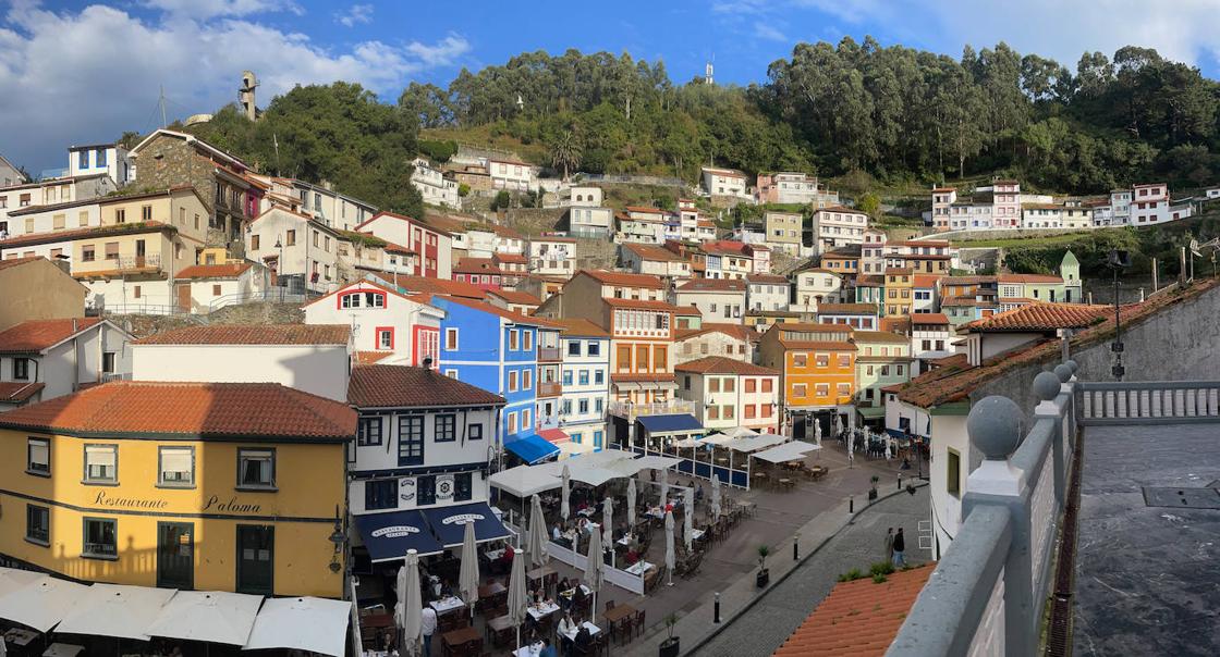 En el lado casi contrario, pero sin perder de vista la esencia asturiana, Cudillero representa la cara más pesquera de la región. Sus casas de colores, construidas sobre la ladera de la montaña y sus estrechas calles a la vera del puerto representan la imagen más fiel de la Asturias marítima. Su plaza y el anfiteatro de casas constituyen la esencia de este pueblo pesquero, algo que completa su ruta de miradores, su faro construido a mediados del siglo XIX o las casas indianas que pueblan el Pito, la localidad anterior a Cudillero, 