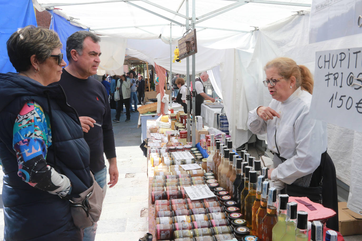 Pola de Lena abarrota las calles de artesanía