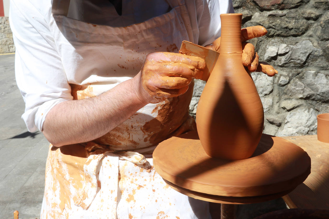 Pola de Lena abarrota las calles de artesanía