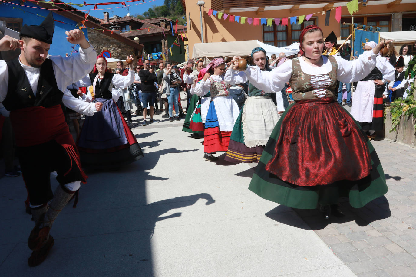 Pola de Lena abarrota las calles de artesanía