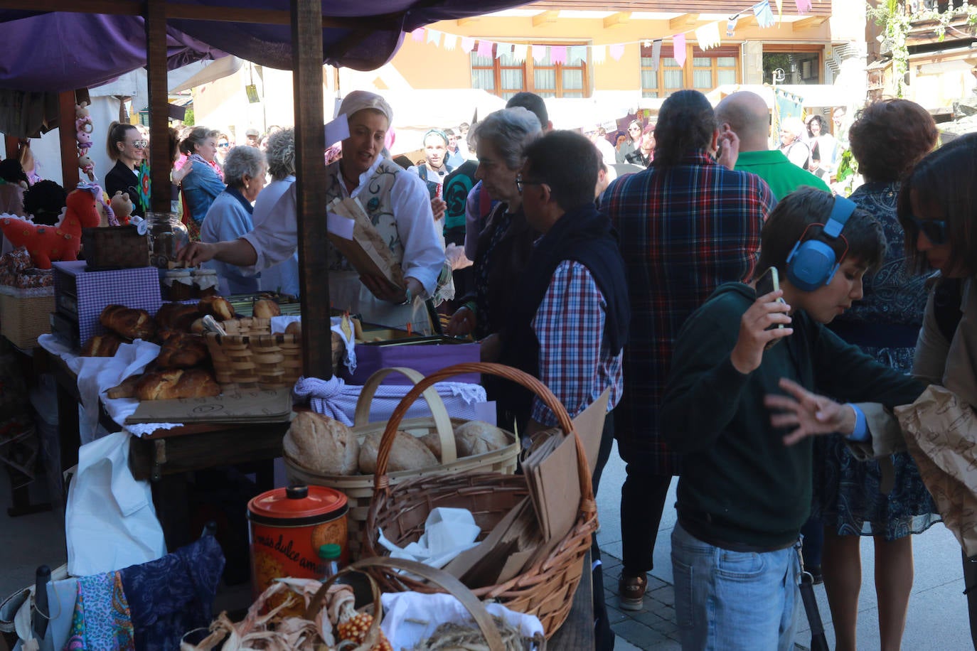 Pola de Lena abarrota las calles de artesanía