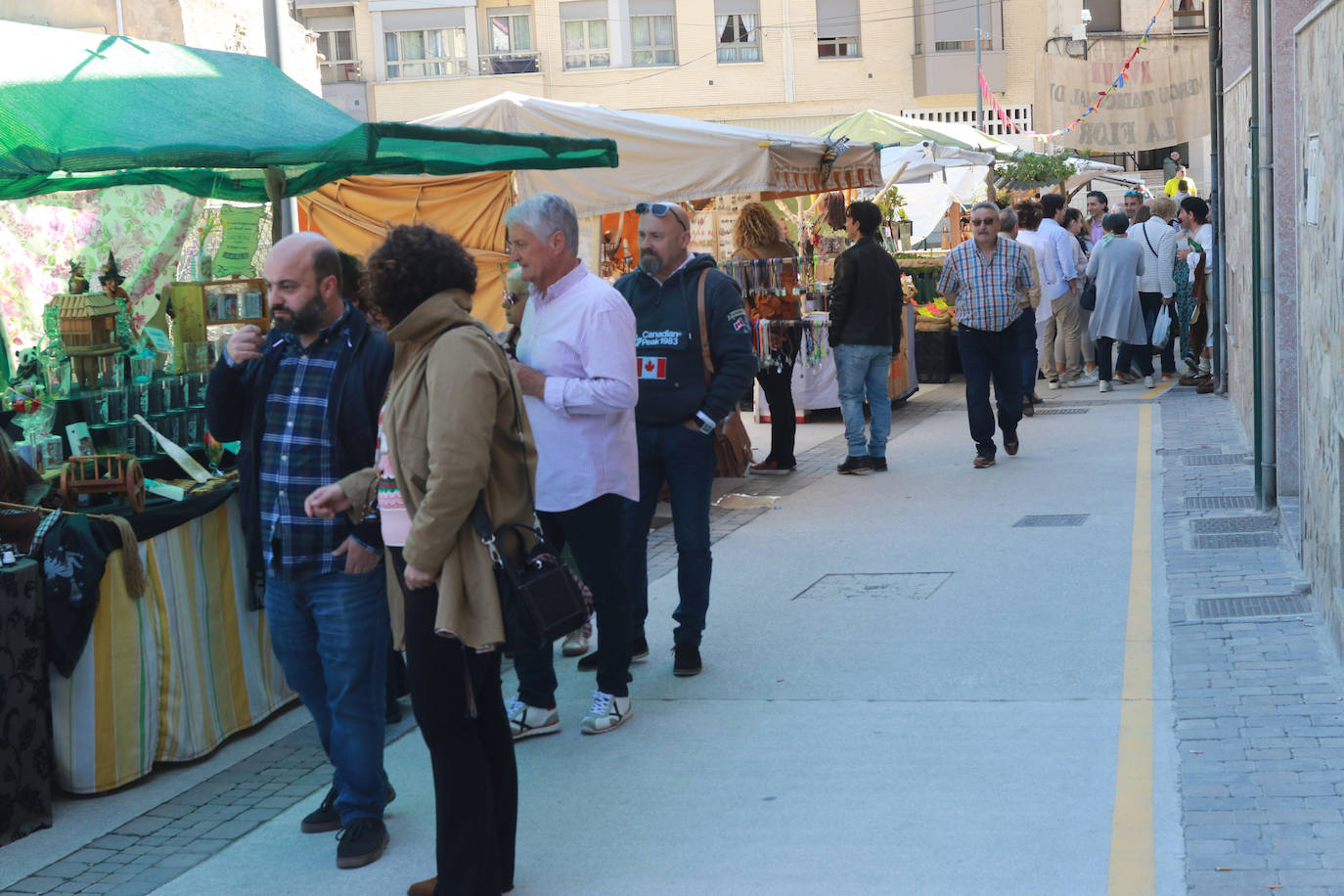 Pola de Lena abarrota las calles de artesanía
