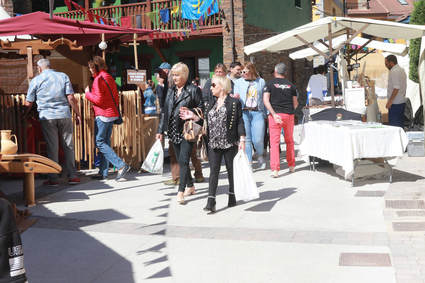 Pola de Lena abarrota las calles de artesanía