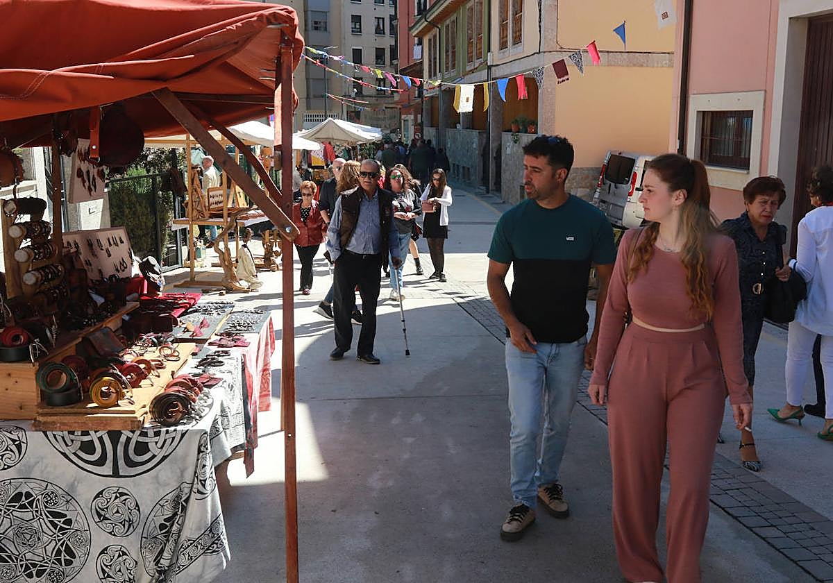 Pola de Lena abarrota las calles de artesanía