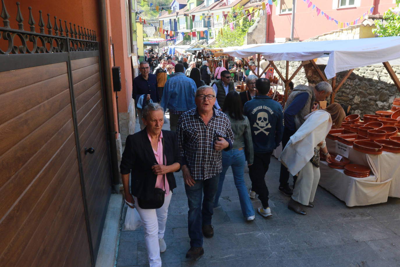 Pola de Lena abarrota las calles de artesanía