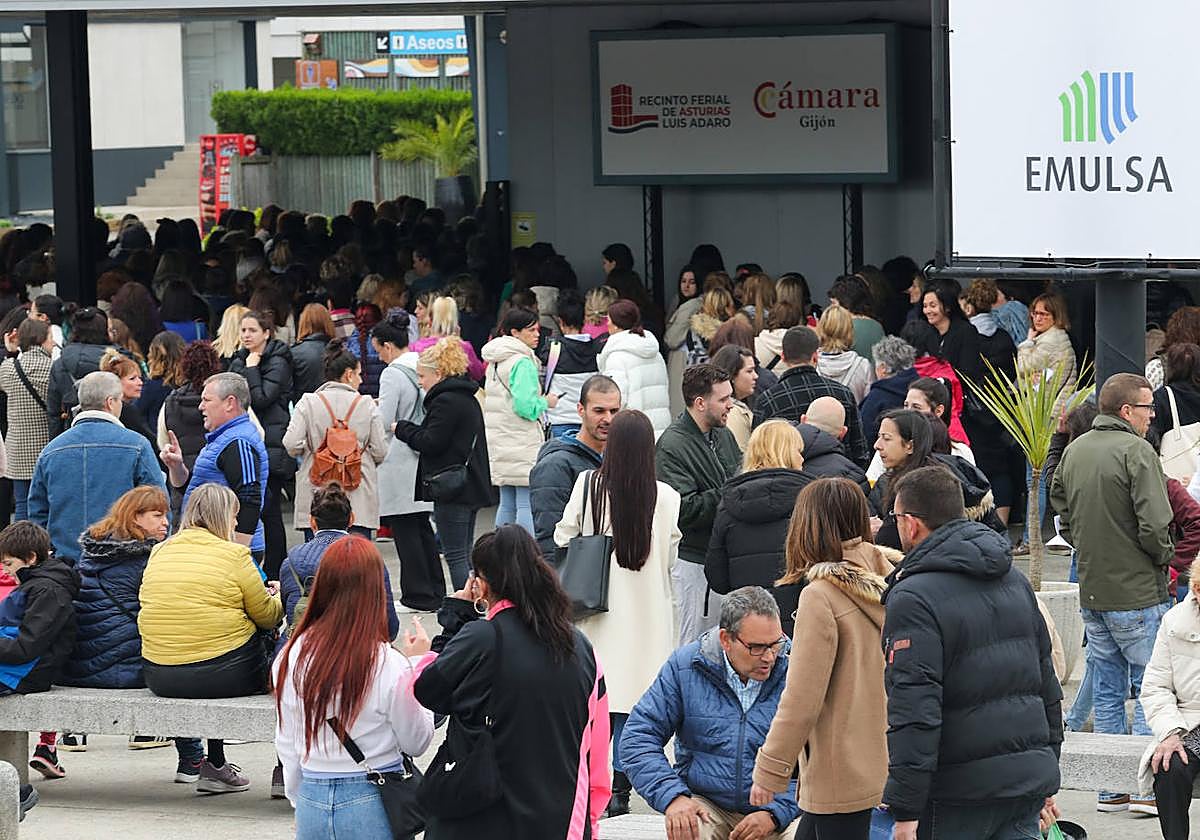 Macroprueba de Emulsa para cubrir plazas de peón este domingo en Gijón.