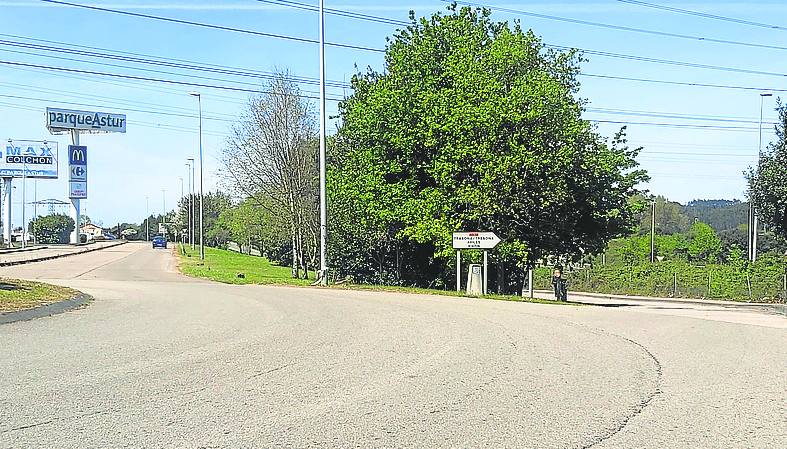 Acceso a Parque Astur. Paso de peatones-aparcamiento: La llegada del itinerario se produciría a la zona Este del aparcamiento de Parque Astur. Dada la dificultad en este tramo de ampliar la acera en el túnel, peatones y ciclistas circularán por la misma acera.