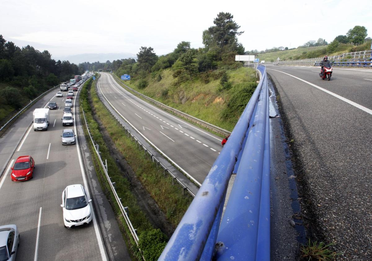 Atasco en la 'Y' con la AS-II despejada, en el punto donde ambas confluyen sin el vial de conexión que reclama el Principado.