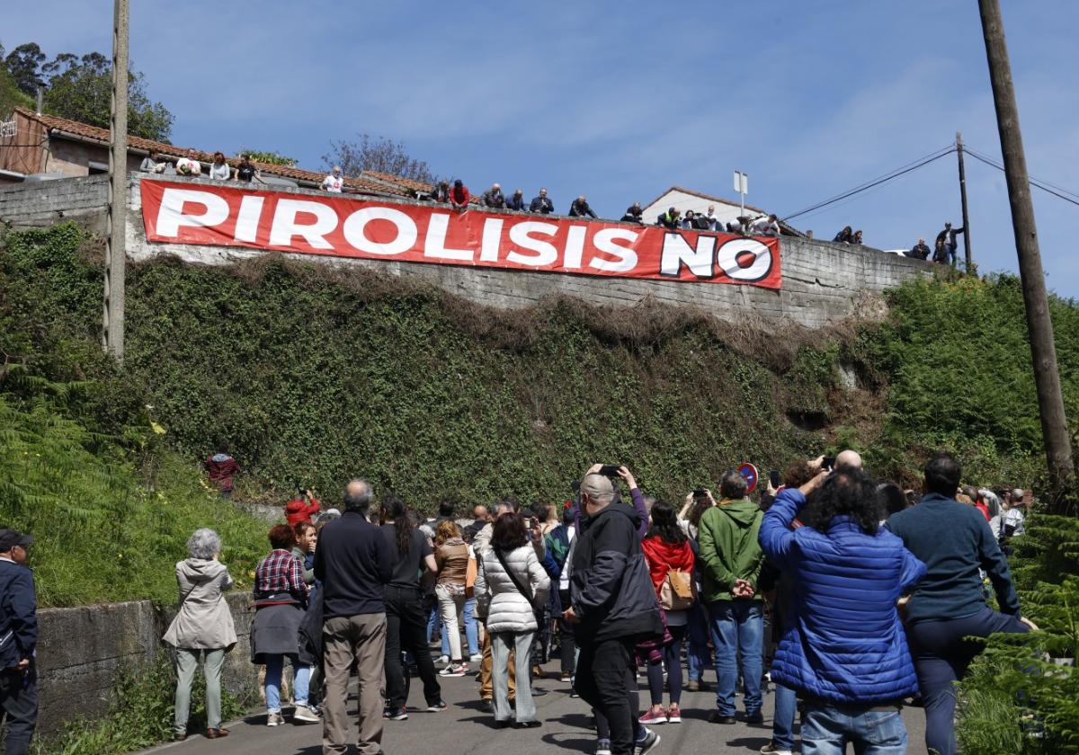 Protesta vecinal contra la pirólisis del pasado domingo en El Muselín en la que se desplegó una 'pancartona' de 20 metros.