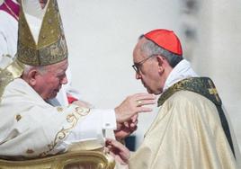 Juan Pablo II, con el entonces cardenal Bergoglio, en un Consistorio del año 2001.