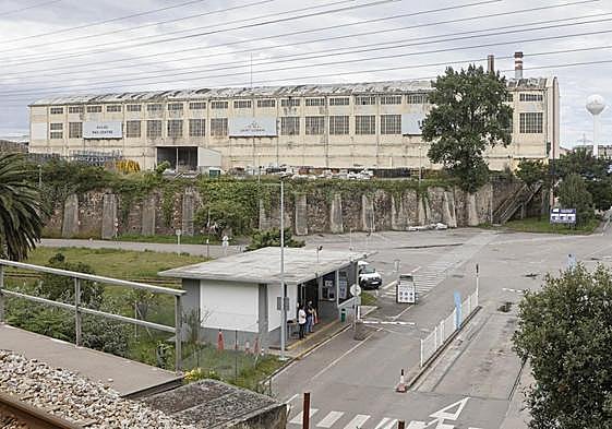 Vista general de parte de la factoría de Saint-Gobain en terrenos avilesinos de La Maruca.