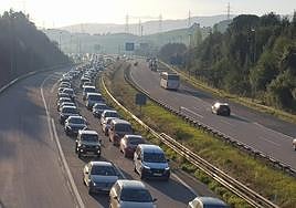 Atascos de más de cuatro kilómetros por obras de reparación en la 'Y'.
