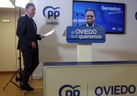 El alcalde, este mediodía, al inicio de la rueda de prensa en la sede del PP de Oviedo.