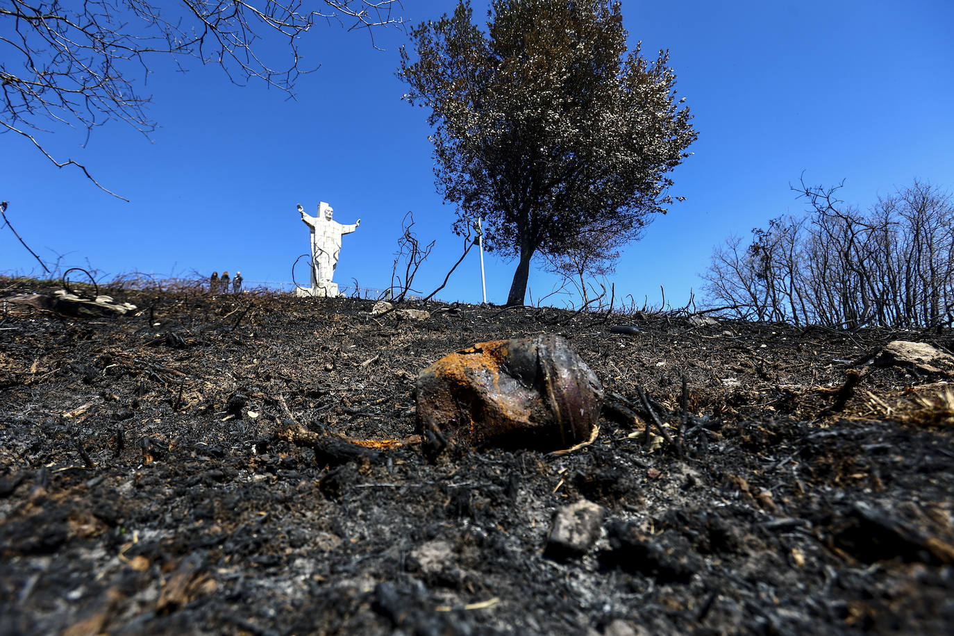 Una de las urnas, muy deteriorada por las llamas, ante el monumento del Sagrado Corazón.