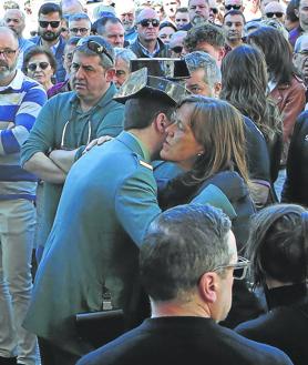 Imagen secundaria 2 - Foto 1. Cientos de personas llenaron la iglesia de San Melchor de Quirós, en el barrio ovetense de Vallobín, para despedir a Francisco Javier Álvarez. En primera fila, junto a otros miembros de la corporación local, el alcalde de la ciudad, Alfredo Canteli. | Foto 1. Decenas de vecinos y amigos de Julio César Castrillo acudieron a su funeral enBáscones. | Foto 3. La viuda de Francisco Javier, Belinda Tamargo, recibe el pésame de sus compañeros de la Guardia Civil. 