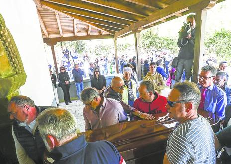 Imagen secundaria 1 - Foto 1. Cientos de personas llenaron la iglesia de San Melchor de Quirós, en el barrio ovetense de Vallobín, para despedir a Francisco Javier Álvarez. En primera fila, junto a otros miembros de la corporación local, el alcalde de la ciudad, Alfredo Canteli. | Foto 1. Decenas de vecinos y amigos de Julio César Castrillo acudieron a su funeral enBáscones. | Foto 3. La viuda de Francisco Javier, Belinda Tamargo, recibe el pésame de sus compañeros de la Guardia Civil. 