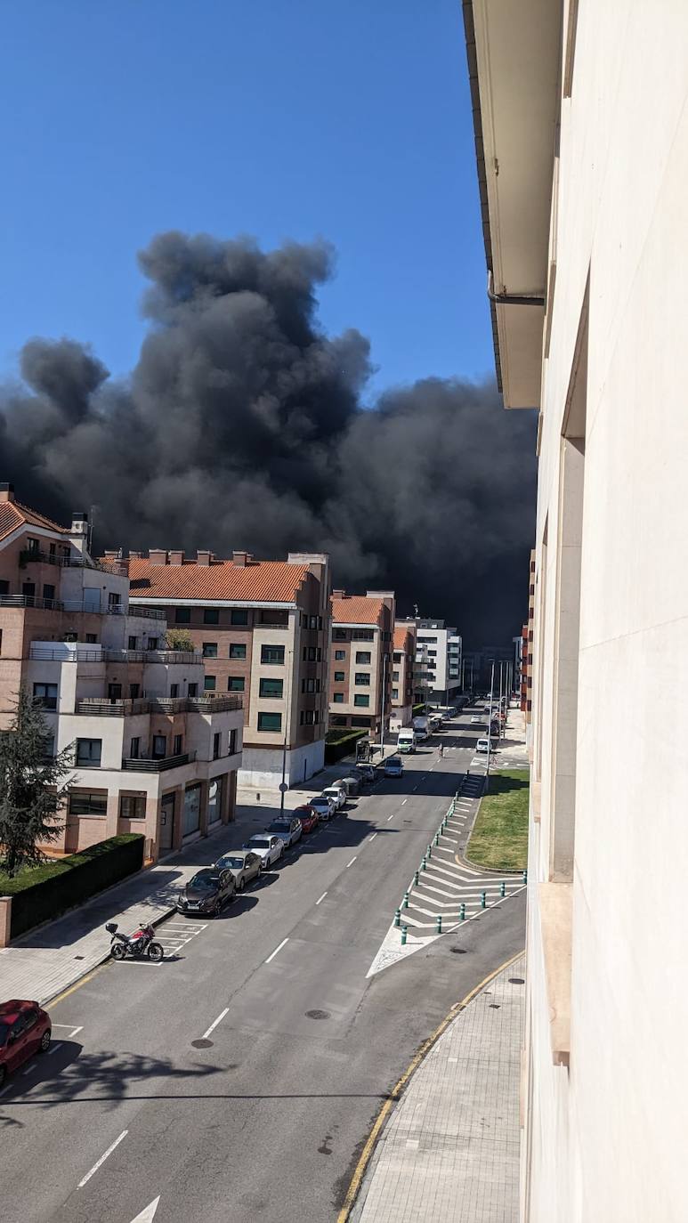 Un incendio en Viesques desata una gran humareda negra